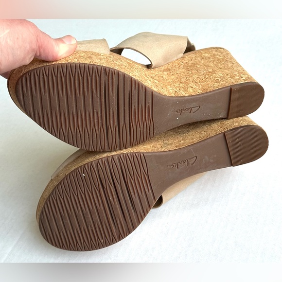Clarks Tan Suede Cork Wedge Crossover Slingback Soft Cushion Boho Sandals Sz 8 - Picture 6 of 11